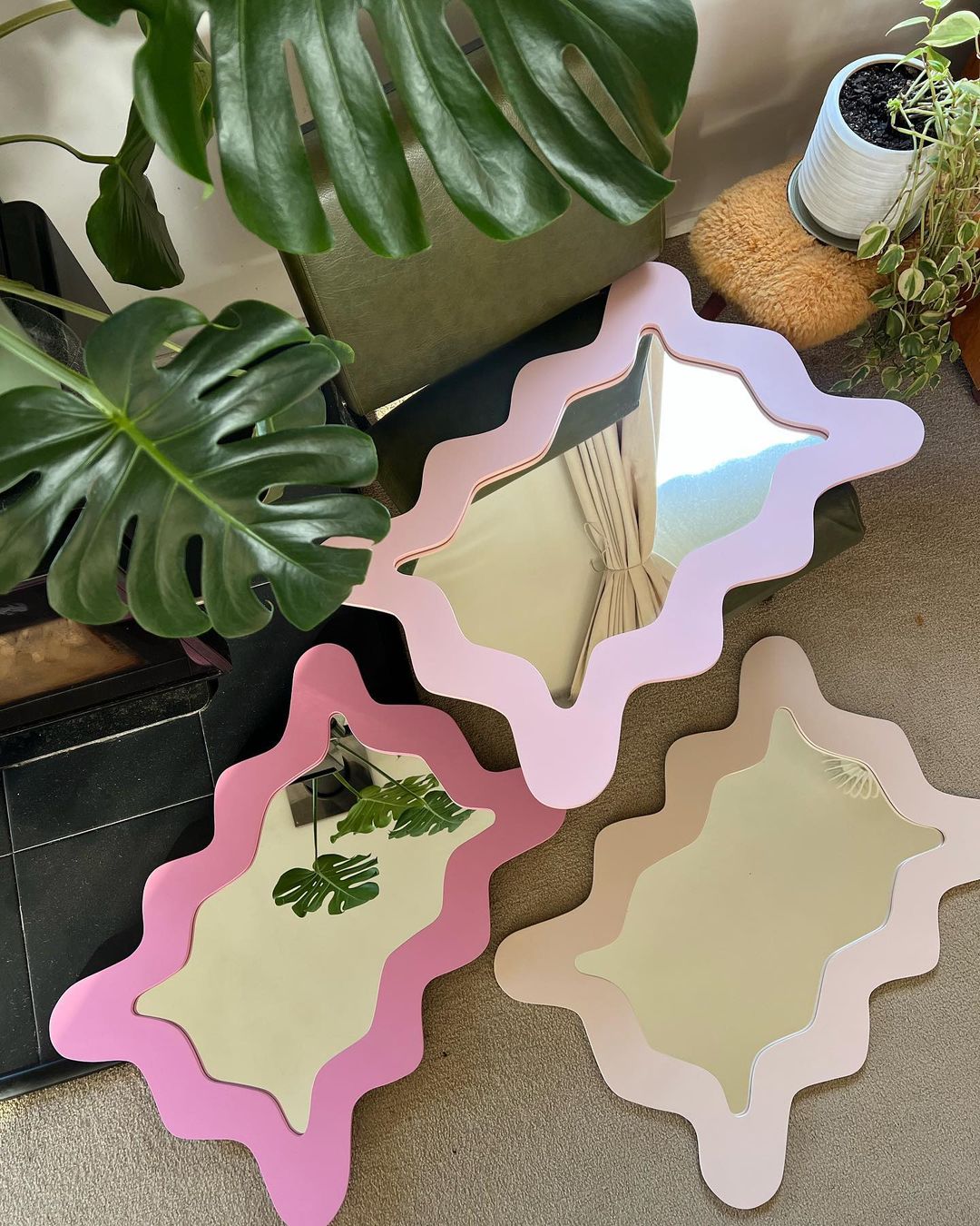 Wavy Edge Full-Length Mirror – Modern and Playful Design