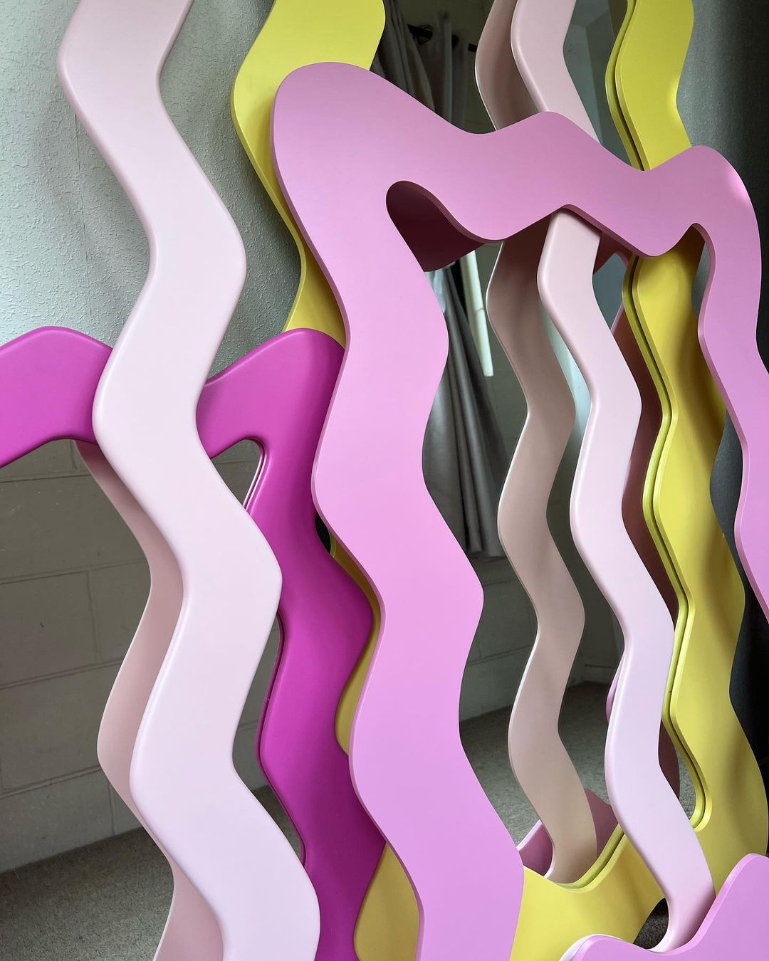 Wavy Edge Full-Length Mirror – Modern and Playful Design